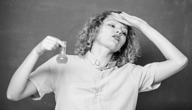 İğrenç bir deney. Öğrenci nefret dolu bir derste pratik yapıyor. Üniversite öğrencisi kimyasal reaksiyon gösteriyor. Kimyasal sıvı çok kötü kokuyor. Lise sınıfları. Kız öğrenci kimyadan hoşlanmıyor.