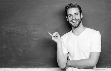 Elimizden geleni yapıyoruz. Okula dönüyorum. boş tahta bilgisi. Erkek öğretmen okulda. Bilgi günü. Adam çalışmaya hazır. Tahtada mutlu öğrenci. Öğrencilerin hayatı