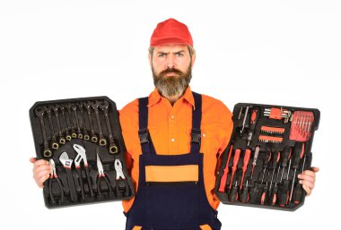 Tamirci konsepti. Profesyonel ekipmanlar. Özel ahşap işçileri. Alet takımı. Tornavidalar hazır. Adam alet çantası beyaz arka plan taşıyor. Elektrikçi aletleri. Tamirci, alet çantası taşıyor.