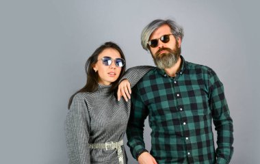 Bugün güzel bir gün. Hipster çift. Saçları boyalı sakallı adam ve güneş gözlüklü şık bir kız. Aşık moda bir çift. Bahar tatilinin tadını çıkarıyoruz. Modaya uygun bir çift pozu. Sokak tarzı