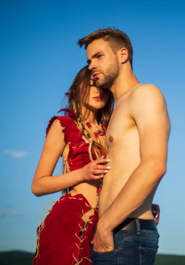 Derin bir aşk. Etnik kabile modası. Çıplak duygular. Balayı gezisi. Birbirlerinden memnundular. Seksi kız kaslı erkeği kucaklıyor. Çıplak vücutlu bir adam, açık havada şehvetli bir kadına sarılıyor. Sakin ve tutkulu