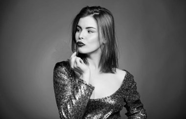 Aşk ve romantizm. Sevgililer Günü satışları. Cazibeli elbiseli seksi kadın. Dekoratif kalbi olan şehvetli bir kız. Sevgililer günü partisi. Ben de seni seviyorum. Romantik selamlaşma. Benim sevgilim ol. Gerçek aşkı ifade etmek