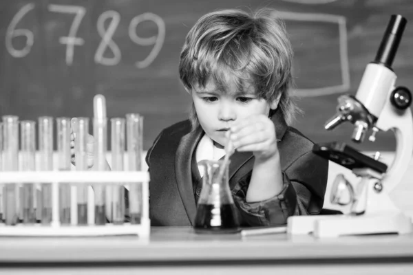 Eğitim konsepti. Nazik bir kimya deneyi. Çocuk test tüpleri kimyasal sıvı. Kimyasal analiz. Yetenekli bir bilim adamı. Çocuk kimya eğitimi. Biyoteknoloji ve eczane. Genius öğrenci — Stok fotoğraf