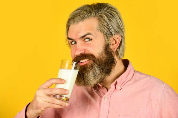 Emotioneel bebaarde man houdt een glas melk vast. Veganistisch melkconcept. Veganistische melk gemaakt van grote variëteit aan bonen, zaden en granen. Gezond eten. Drink proteïne cocktail. Lactose vrij. Gepasteuriseerde melk — Stockfoto