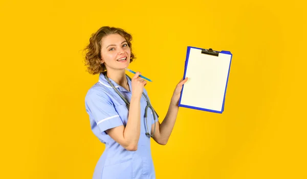 Consentimiento al tratamiento de datos personales. Seguro médico. Escribiendo protocolo. Firma aquí. Médico mujer prescribiendo tratamiento. Hospital clínico privado. Trabajador médico. Directo al centro de salud correcto — Foto de Stock