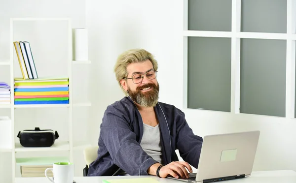 Tak šťastná. pomocí počítače pro studium. muž s laptopem v domácí kanceláři. hipster pracující z domova. Užívám si psaní blogu. chatování s přáteli na sociálních sítích. mužský student sedící u stolu — Stock fotografie