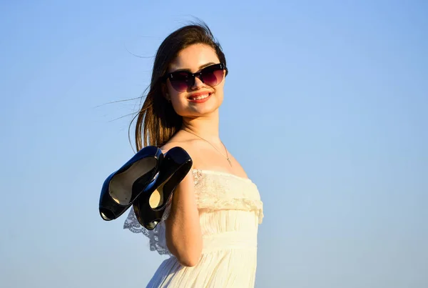 Mijn nieuwe schoenen. Jongerenschoonheid. Mooie sexy jonge vrouw brunette haar. zomervakantie en vakantie Tijd om te ontspannen. Vrij en gelukkig. zorgeloos meisje kijken op de zon. Modestijl. in een romantische stemming zijn — Stockfoto