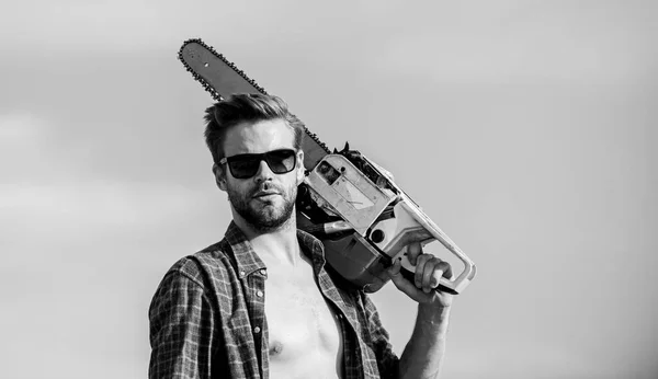 Best service. comfident worker. Mens power. men brutality and sexuality. Job for real men. male work power saw. He fix everything. macho man chain saw tool. sexy man sky background — Stock Photo, Image