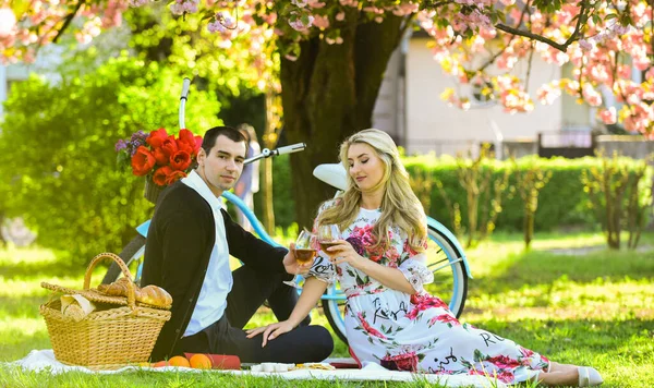 Fim de semana. Ideias de Primeiro Encontro Garantidas para Ganhar Seu Coração. Casal apaixonado num piquenique. A desfrutar do seu encontro perfeito. Feliz casal amoroso relaxar no parque com comida. Piquenique romântico com vinho — Fotografia de Stock