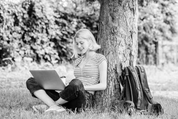 Analysera strategi. flicka med laptop. Bloggare blir inspirerad av naturen. sommar på nätet. Blogger skapa innehåll för sociala nätverk. kvinnan har affärer på nätet. Webbkommunikation. Writer med Notebook — Stockfoto