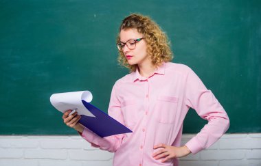 rapor projesi. Okula dönüyorum. Deneme yazısı. Belge dizini olan öğretmen. Kara tahtada gözlüklü bir öğrenci. Gelecek okul yılında. Kız sınavlara hazırlanıyor. kız öğretmen özel derste.