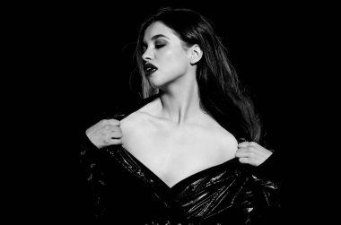 Kadınsı ve göz kamaştırıcı. Kusursuz bir görünüm. Deri pelerinli gizemli tutkulu model. Çekici, çekici kadın makyajı. Kırmızı dudaklar dumanlı gözler. Tutkulu bir bayan. Arzu kavramı