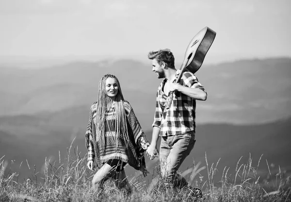 Een wandelende romance. Frisse lucht en pure gevoelens. Romantische wandeling. Romantisch liedje. Liefde inspireert hen. Mooi romantisch koppel gelukkig glimlachend gezichten natuur achtergrond. Vriend en vriendin met gitaar — Stockfoto