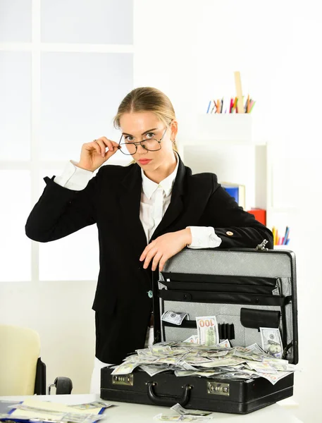 Contabilidad y banca. Éxito financiero. Servicio de impuestos. Experto financiero. Mujer contando dinero. Contador aprender indicadores marcadores. Fiscalidad. Propietario de una pequeña empresa. Análisis del informe financiero — Foto de Stock