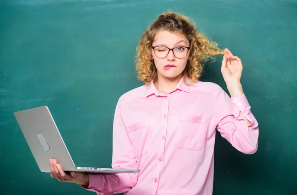 E-learning concept. Student learning in auditorium. online education. business school. modern technology. girl in modern school. student in glasses with computer. teacher woman at blackboard — Stock Photo, Image