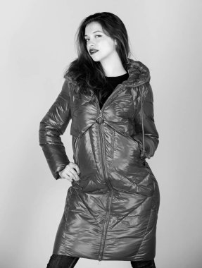 Rahat bir ceket. Kırmızı renk. Doğru kışlık ceketi bulmak, keyifli ve katlanılabilir kış mevsimi için gereklidir. Kaliteli alışveriş. Kız parlak ceket giymekten hoşlanıyor. Kalın palto. Moda modeli