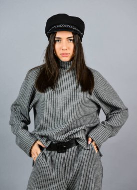 Rahatlaman için tasarlandı. Sıcak ve rahat kıyafetler. Her gün için günlük tarz. Modaya uygun örgü giysiler. Örgü giyme konsepti. Rahatına bak. Kadın gri takım elbise ve pantolon giyiyor. Tarzını Dükkan