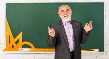 Her çözelti için işlem. Sakallı okutman geometriyi açıklıyor. Okula dönüyorum. Matematik aletleri. Sınıfta trigonometri dersi. Bilgileri buraya getir. Usta öğretmen matematik aletleri kullanır.