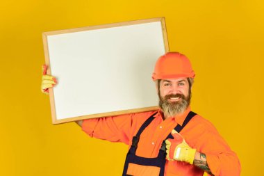 Toplantıda çizelge sunumu. Erkek inşaat işçisi. kopyalama alanı. Yeni bir proje planlıyorum. Sunumuyla başarılı bir adam. İnşaatçı çizelgeyi işaret ediyor. Mimar işçi çevirme çizelgesi