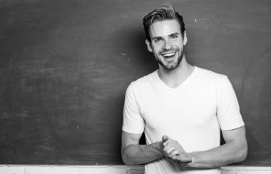 Erkek ilkokul öğretmeni için avantajlar çoktur. Öğrencilerin en iyi öğretmeni. Okula dönelim. Öğretmenlik daha eğlenceli olabilir. Basitleştirmenin ustası. Erkek öğretmen tahtada.