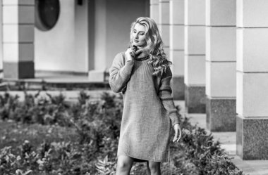 Yumuşaklığın tadını çıkar. Sarışın kız yüz sonbahar kıyafeti giymiş. Örgü giyme konsepti. Kaşmir yün kazak. Büyük, sıcak bir kazak. Kadınlar kazak giyer. Uzun eşofman üstü tunik elbise. Serbest stil rahat