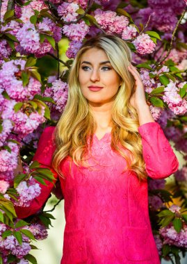 Kiraz çiçekli kız. Bahar moda koleksiyonu. Kadın bahar çiçeği sakura çiçek açar. Bahçedeki sarışın kadın. Kadınlık. Sakura ağacı çiçek açıyor. Pembe mod. Sakura mevsimi. Güzel kız.