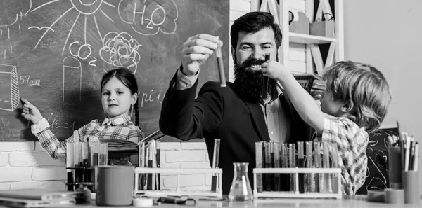 Experimento químico. Profesores y alumnos examinan tubos en el aula. Clubes escolares educación interactiva. Clubes para preescolares. Los clubes después de la escuela son una excelente manera de desarrollar a los niños en diferentes áreas — Foto de Stock