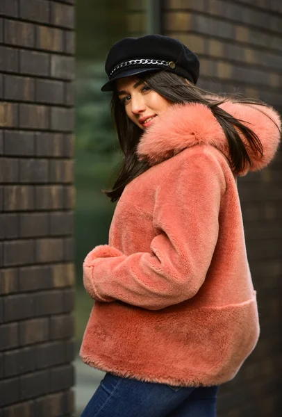 Winterkleidung. Bleiben Sie warm und modern. Glamouröse Dame. Frau trägt pelzigen Mantel. Mode so einzigartig wie du. Rosafarbener Schaffellmantel. Schicker Mantel. Schafsfell aus Naturwolle. Pelz auf Kapuze — Stockfoto