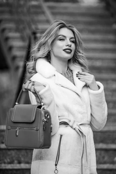 Where to go next. glamour girl look luxuriously. sexy blong woman red lipstick. autumn season. european winter. girl warm coat stairs. faux fur coat fashion. stylish business lady leather bag — Stock Photo, Image