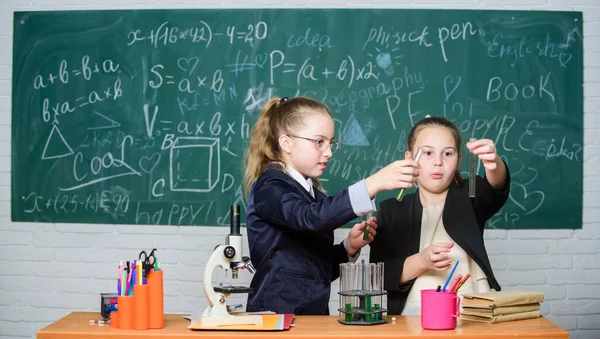 På jakt efter rätt medicinsk lösning. Liten forskare arbetar med mikroskop. Små flickor i labbet. Kemisk utbildning. Vetenskapliga experiment i kemilaboratorium. Kemisk forskning. Biologilektion — Stockfoto