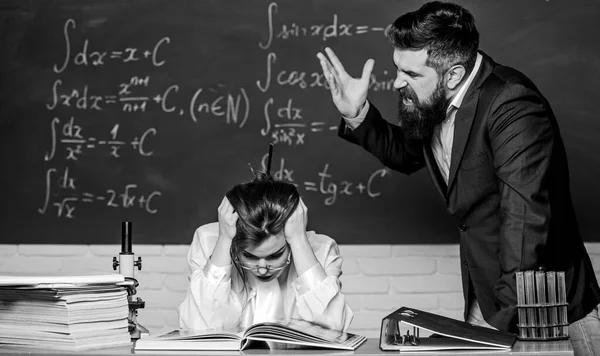 Profesor estricto hombre barbudo serio que tiene conflicto con chica estudiante. Situación de conflicto. Conflicto escolar. Profesor exigente. Un hombre infeliz comunicándose. Directora de escuela hablando de castigo — Foto de Stock