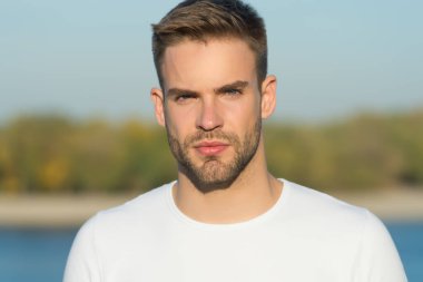 Güneşli günlere hazırlanıyorum. Dışarıdaki yakışıklı adam. Yaz cilt bakımı rutini. Tıraşsız yüz derisi. Cilt bakım ürünleri. Cilt bakım alışkanlığı. Erkek derisi. Genç cilt için cilt çizgisi