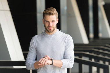 Hem şık hem de süper zeki. Sporcu akıllı saati kontrol et. Antrenman için akıllı cihaz kullanılıyor. Spor arenası. Akıllıca. Fitness takibi. Kişisel koçluk. Teknoloji ve spor