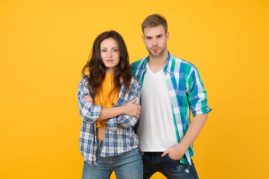 Yaz sezonu. Moda mağazası. Modern çift. Aşk ve romantizm. Erkek ve kız. Birbirine aşık bir çift. Seksi çift damalı gömlekler. Aile görünüşü. Eşleşen kıyafetler. Tasasız öğrenciler birlikte takılır.