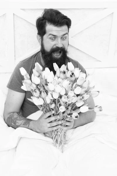 İlkbahar. Günaydın çiçekler. pozitif ruh hali ve mutluluk. Yatakta sakallı bir adam var. Doğum günü hediyesi buketi. Taze bahar lalesi. Sevgililer Günü 'ne bayılırım. Kadınlar Günü 'nde. 8 Mart için lale çiçeği — Stok fotoğraf