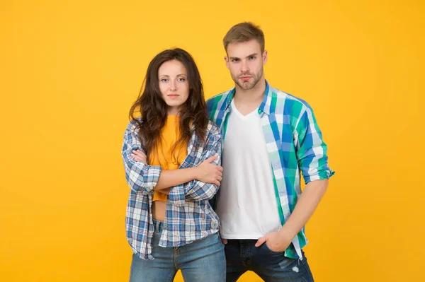 Temporada de verão. Loja de roupas de moda. Casal moderno. Amor e romance. Homem e rapariga. Um casal apaixonado. Camisas xadrez casal sexy. Olha para a família. Roupas a condizer. Estudantes despreocupados saem juntos — Fotografia de Stock