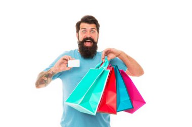Ödeme yöntemi. Biletlerin tükendiği gün. Adam kredi kartını gösteriyor. Çok iyi bir teklif. Güzel alışveriş. Mağazamızda büyük indirim var. İnternetten ödemeye hazır. Başarılı alışveriş. Sakallı adam ağır alışveriş torbaları taşıyor.