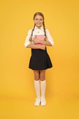 Bilgiye doğru. Okula dönüyorum. Kitapçıda ya da kütüphanede öğrenci. Kitaplı küçük bir kız çocuğu. Edebiyat dersi. Çocuk edebiyatı. Okuma ve yazma. Mutlu kız defterle çok çalışıyor.