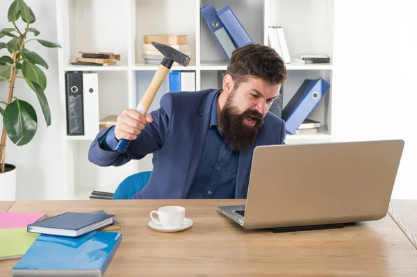 Die Zeit schont niemanden. System fatales Problem. Büro-PC aufgehängt. Stress und Druck am Arbeitsplatz. Geschäftsmann mit Hammer. Frustrierte Büroangestellte. Veraltete Software. Kampf um den Erfolg — Stockfoto