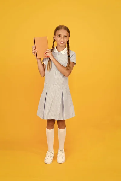 Diário para o conceito de meninas. menina feliz em uniforme retro. moda de criança vintage. de volta à escola. menina segurar caderno ou bloco de notas. livro de enciclopédia para crianças. menina pequena amor literatura. velha escola — Fotografia de Stock