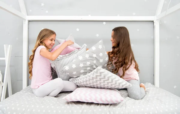 Jugando todo el día. A los niños felices les gusta jugar en la guardería. Los niños pequeños juegan con cojines. Jugar y divertirse. Hora de jugar. Ocio. Desarrollo de la infancia. Jugar juegos de interior — Foto de Stock