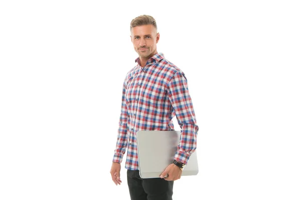 Mobilité pour une vie meilleure. Un bel homme tient un ordinateur isolé sur du blanc. Ordinateur portable. Carnet et PC. Technologie moderne. Ordinateur portable pour designer. Programmation et développement web. Travail à distance. Freelance — Photo