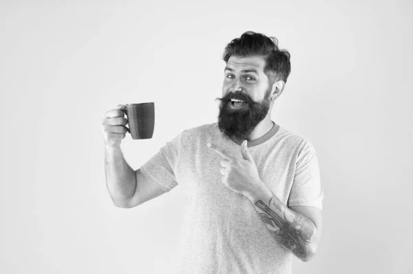 Café verdadeiro especialidade está se tornando um grande negócio. Conceito de energia. Hipster barista fundo amarelo. Café. Um homem barbudo bebe café da manhã. Hora do chá. Cappuccino com proporção certa de leite — Fotografia de Stock