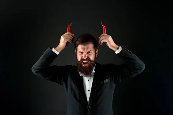 A sua verdadeira essência. Ele é diabólico nos negócios. O empresário tem chifre de pimenta vermelha. conceito inferno barbearia. moda masculina picante. Teimoso e propositado. Homem brutal prefere chili forte. Eu serei demónio. — Fotografia de Stock