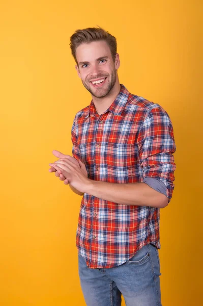 Loja de roupa de homem. Homem machista usando camisa quadriculada. Tendências de verão moda. Cuidados com a pele do homem sem barba. Conceito de barbearia. Estilo casual. Conceito de masculinidade. Homem modelo de beleza. Gostas do meu estilo? — Fotografia de Stock