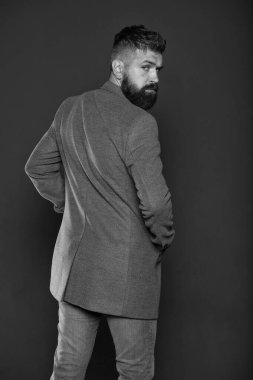 Akıllı ve çok yönlü. Hippi gri arka planı. Hippi tarzı sakallı adam. Hippi sakallı bir işadamı. Modern hipsterın acımasız görünüşü. Berber dükkanı ya da berber. Moda ve tarz