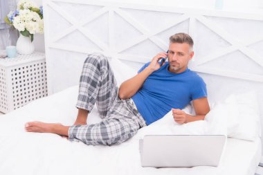 Dinlenmeden sıkı çalış. Mobil suistimal ile ev hayatı. Yakışıklı bir adam internetten biriyle çıkıyor. Yatak odasında rahat bir erkek. İnternet 'ten hoşlanan adam. Sosyal medya bağımlılığı. dizüstü bilgisayar