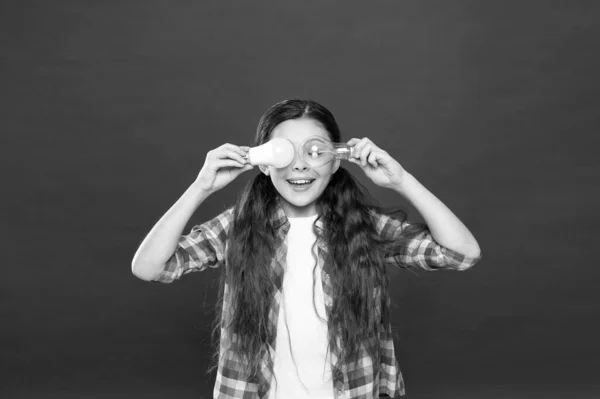 Crear oportunidades. creando una gran idea. Niña pensante. niño pequeño mantenga la bombilla idea de luz. concepto de educación. niño de la escuela pequeña fondo rojo. bombilla de niña pequeña. energía y electricidad — Foto de Stock