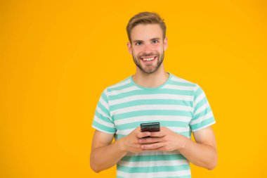 Habercilerin popülerliği. Kolay iletişim. Sosyal ağlar. Müşteri edinmek ve son derece ilgili, hedeflenmiş içeriği sunmak için eşsiz bir fırsat. İnternette sörf yapan adam. Çevrimiçi iletişim