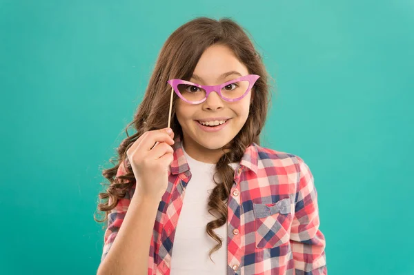 Παιδί σε καλή και θετική διάθεση. Φαίνεσαι αυστηρός με τα γυαλιά. μικρό κορίτσι νομάρχης casual μόδα. Ευτυχισμένο παιδί με αστεία γυαλιά. Μια μαθήτρια διασκεδάζει. παιδική ευτυχία — Φωτογραφία Αρχείου